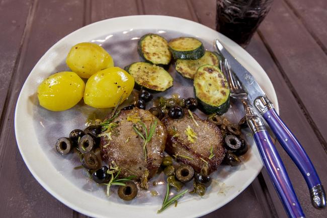 Wildschweinsteaks in Oliven-Zitronenbutter mit Zucchinitalern