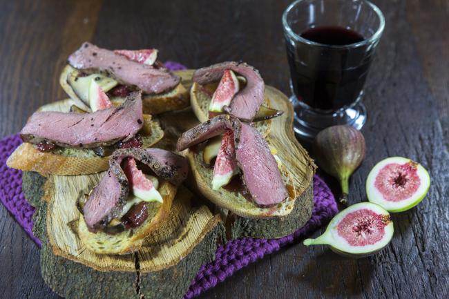 Crostini mit Rehrücken in Kaffeesalz und Feigenconfit