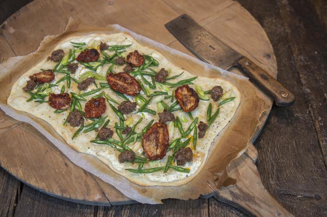 Flammkuchen mit Wildschweinsalsiccia