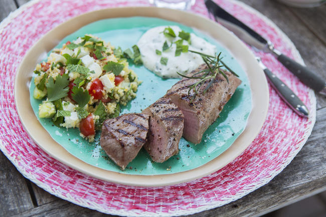 Wildschweinrücken mit Bulgur-Salat und Joghurt-Minz-Dip | Deutscher ...
