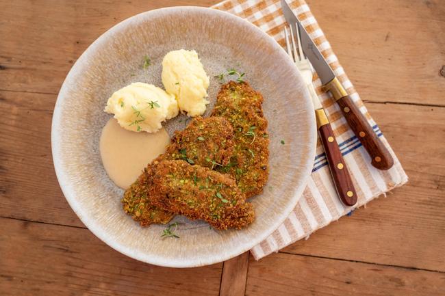 Rehschnitzel mit Pistazienpanade und Thymiansauce