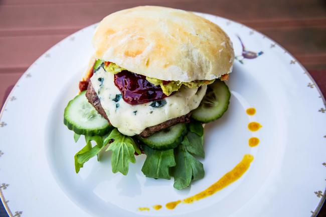 Wildschweinburger mit Blauschimmelkäse