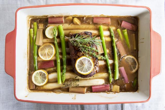 Wildschweinfilet mit Rhabarber und Spargel 