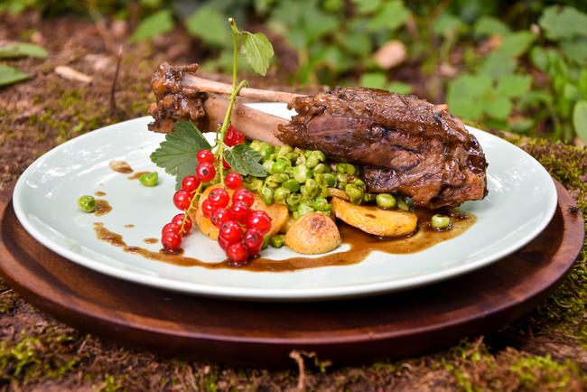 Wildschweinhaxe mit frischen Erbsen und Kartoffeln