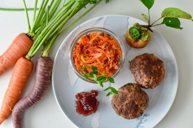 Fruchtige Rotwildbuletten mit Apfel-Möhrensalat und Zwiebelmarmelade