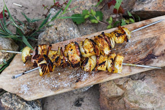 Frischer Zander am Spieß mit Wildschinken und Zwiebeln 