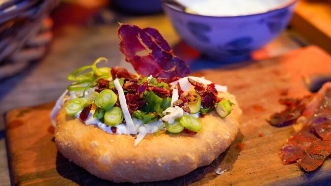 Herzhaftes Lángos mit Wildschweinschinken 