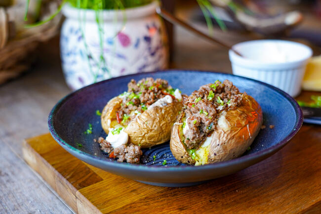 Unglaublich lecker und einfach zubereitet: die wild gefüllte Ofenkartoffel.