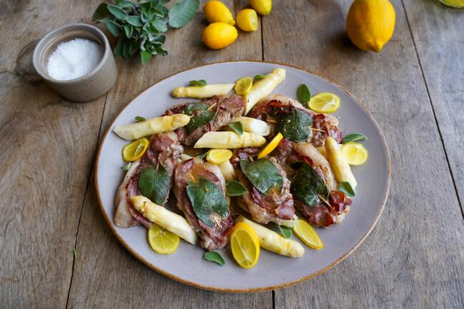 Wildschwein-Saltimbocca mit Wildschinken und weißem Spargel 