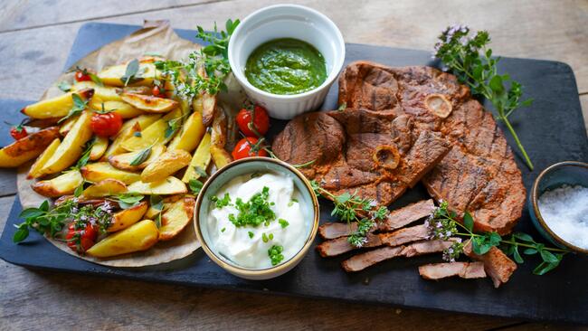 Marinierte Wildsteaks mit Kartoffelspalten