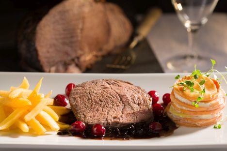 Hirschkeule mit karamellisierten Steckrübenstiften und Süßkartoffelgratin