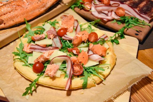 Flammkuchen mit Forelle und Wildschweinspeck 