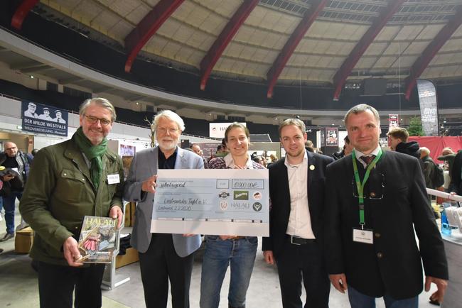 Oliver Dorn, Dr. Horst Röhr, Anna Martinsohn, Tobias Schmitz, Andreas Schneider bei der Scheckübergabe