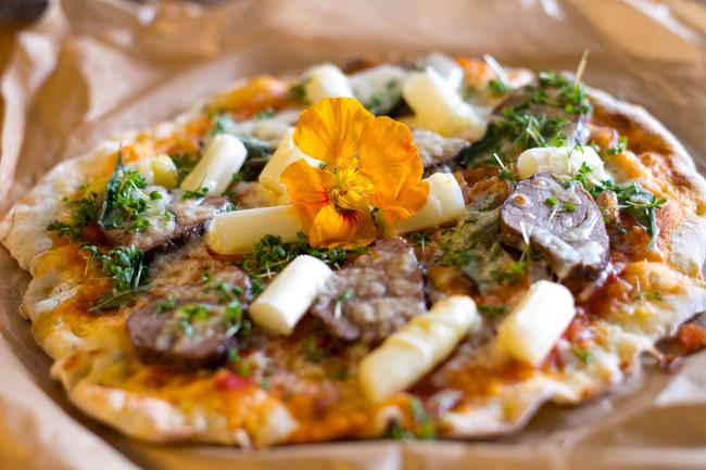 Pizza mit Wildschweinlende und Spargel