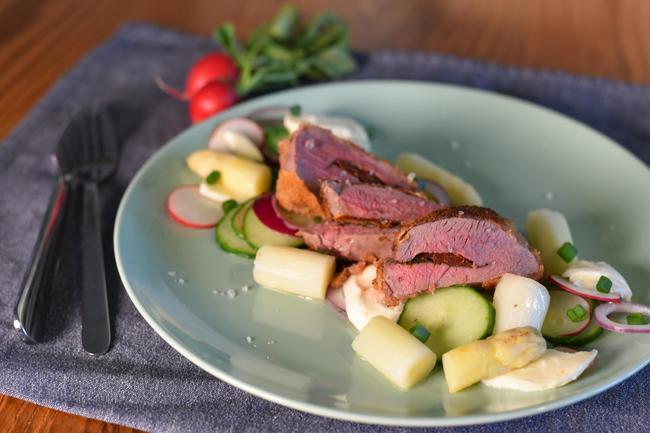 Reh-Oberschale auf frischem Spargelsalat