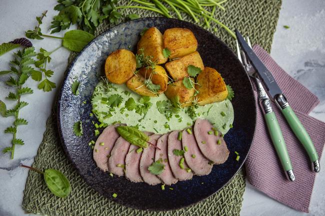 Kalter Wildschweinbraten mit grüner Sauce