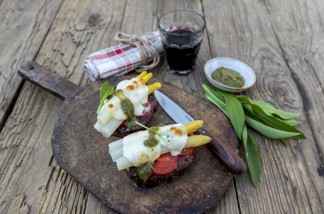 Überbackene Rotwildsteaks mit Spargel