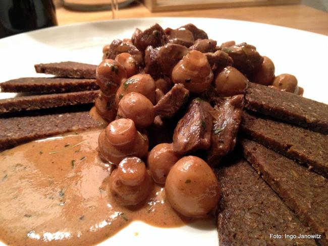 Rehfilet mit Champignons an Schwarzbrot