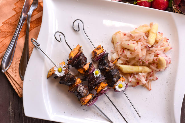 Passend zur Saison: Gegrillte Rehleber-Spieße mit Spargel-Radieschen-Salat. Dieses und viele andere Rezepte finden Sie auf www.wild-auf-wild.de.