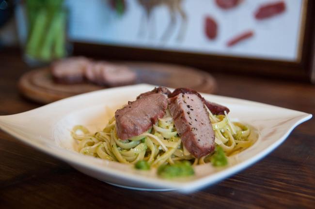 Gegrillter Wildschweinrücken auf Linguine mit Bärlauchpesto