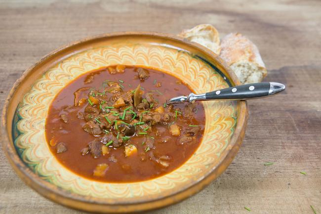 Eine warme, kräftige Wildgulaschsuppe wirkt an grauen Herbstabenden wahre Wunder.