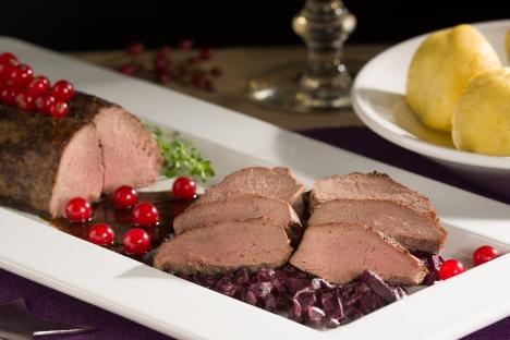 Rehrücken auf karamellisiertem Apfelrotkohl mit Kartoffelklößen und Cassis-Sauce