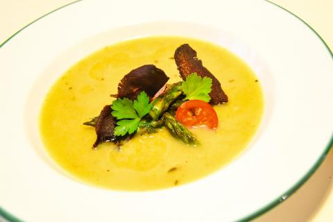 Spargelcremesuppe mit Wildschinken-Chips (Quelle: Kapuhs/DJV)
