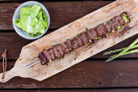 Rehroulade mit Spargel und Feta (Quelle: Kapuhs/DJV)