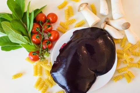 Die Hauptzutaten für das Gericht: Rehleber, Nudeln, Kräutersaitlinge, Kirschtomaten und Salbei. (Quelle: Sebastian Kapuhs)