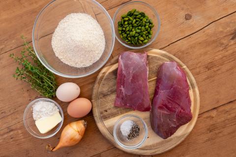 Die Hauptzutaten für das Gericht: Rehfleisch aus der Keule, Pistazien und Thymian. (Quelle: Dorn/DJV)