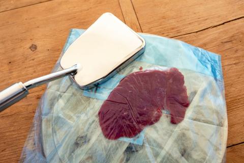 Schnitzel flachklopfen und die Eier in einem tiefen Teller verquirlen. Eiermischung mit Salz und Pfeffer würzen. (Quelle: Dorn/DJV)