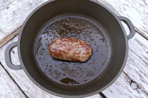 Oberschale vom Reh salzen und pfeffern. 2 EL Öl in einer Pfanne erhitzen, Oberschale von beiden Seiten scharf anbraten. Dann im Ofen für ca. 10 Minuten gar ziehen. (Quelle: Ilka Dorn )