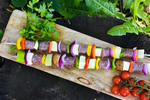 Gemüse, Käse und Wildwurst in mundgerechte Stücke schneiden und aufspießen. (Quelle: Kapuhs/DJV)