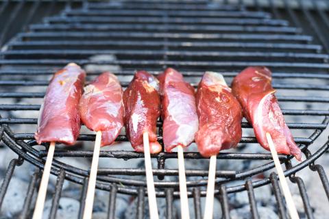 Die Stockentenbrüste für zirka 5 Minuten je Seite grillen, anschließend bei indirekter Hitze noch kurz ziehen lassen. (Quelle: Kapuhs/DJV)