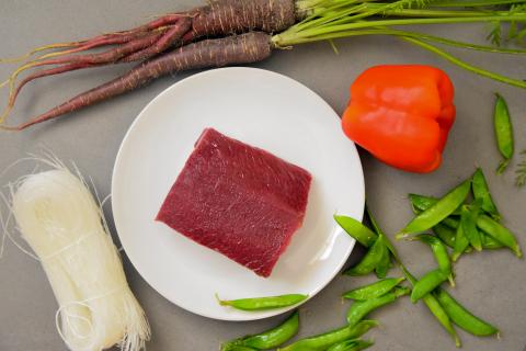 Die Hauptzutaten für das Rezept: Rotwildrücken, Paprika, Möhren, Zuckerschoten und Glasnudeln. (Quelle: Kapuhs/DJV)