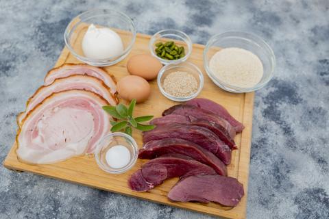 Die Hauptzutaten: Wildschweinschnitzel, Schinken, Mozzarella, Pistazien, Sesamöl, Paniermehl. (Quelle: Dorn/DJV)