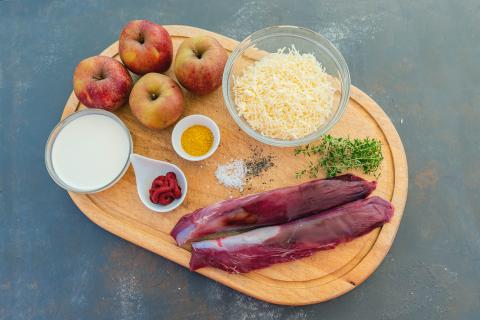 Die Hauptzutaten für das Rezept: Wildscheinfilet, Äpfel, Käse, Curry und Tomatenmark. (Quelle: Dorn/DJV)
