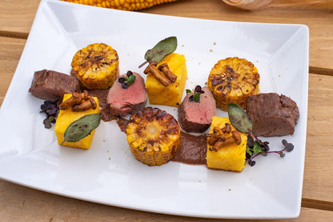 Die Maiskolben portionieren, anbraten, salzen und mit etwas Honig beträufeln. (Quelle: Kapuhs/DJV)