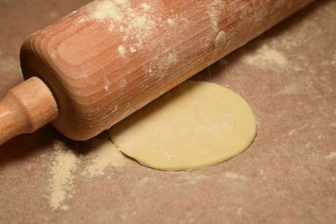 Blätterteig ausstechen und etwas ausrollen (Quelle: Kapuhs/DJV)