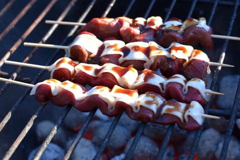 Die Rehspieße bei direkter Hitze für wenige Minuten grillen. (Quelle: Kapuhs/DJV)