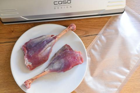 Die Keulen der Kanadagans einvakumieren und sous-vide garen. (Quelle: Kapuhs/DJV)