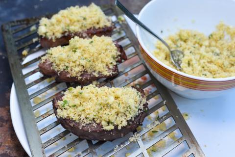 Ist das Fleisch von beiden Seiten gut angebräunt, das Topping auf die Steaks geben und auf der untersten Stufe des Beefer fertig garen. (Quelle: Kapuhs/DJV )