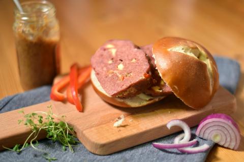 Wildschwein-Leberkäse, gefüllt mit Wild-Schinken, Käse und Paprika (Quelle: Kapuhs/DJV)
