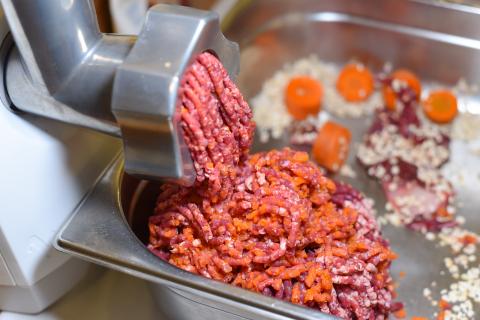Fleisch, Möhren und Hafer vermischen und im Fleischwolf zerkleinern. (Quelle: Kapuhs/DJV )