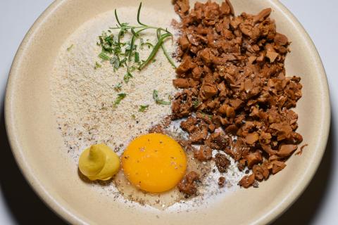 Für die Kruste gehackte Pfifferlinge, Eigelb, Senf, Semmelbrösel und Gewürze mischen. (Quelle: Kapuhs/DJV )