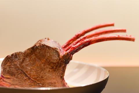 Das Hirsch-Karree würzen und anbraten. (Quelle: Kapuhs/DJV )