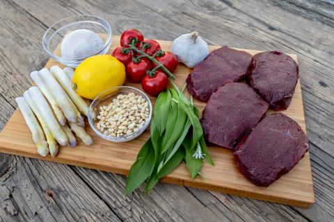 Die Hauptzutaten für das Rezept: Rotwildsteaks, Spargel und Bärlauch. (Quelle: Dorn/DJV)