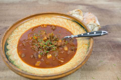 Eine warme, kräftige Wildgulaschsuppe wirkt an grauen Herbstabenden wahre Wunder. (Quelle: Dorn/DJV)