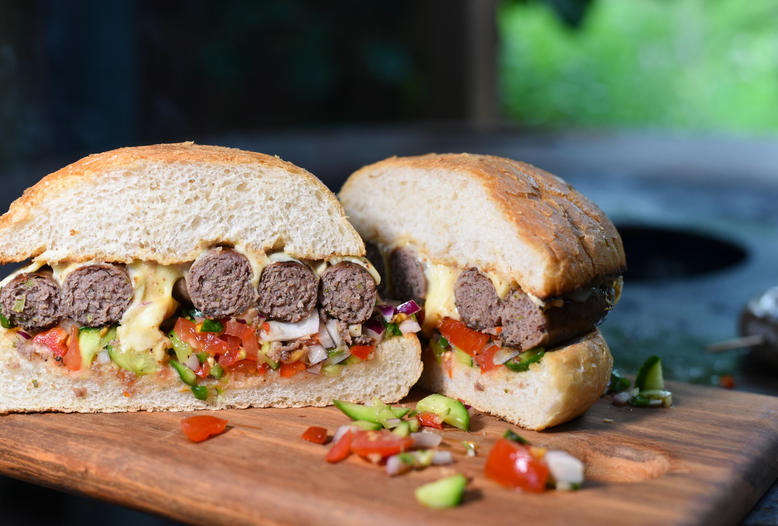 Wildbret lässt sich auf vielfältige Weise weiterverarbeiten, zum Beispiel zu Wurst oder Burgerfleisch - oder zu beidem.