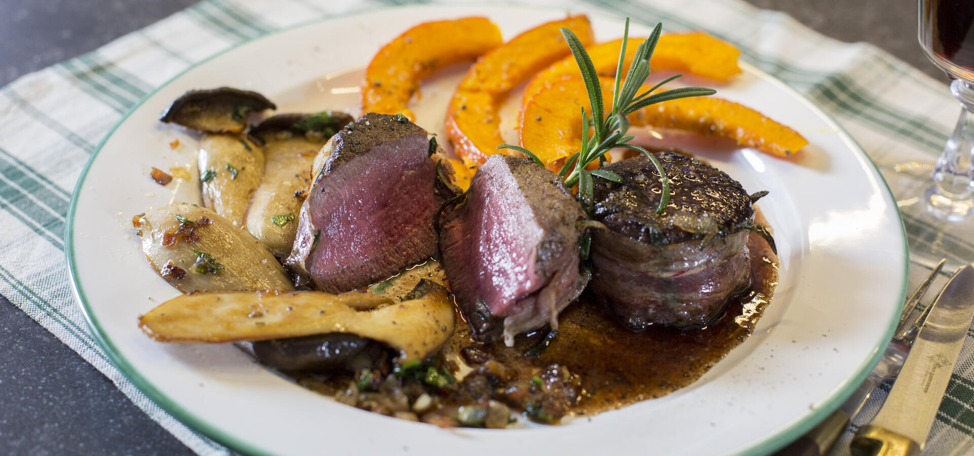 Hirschrückensteaks im Speckmantel mit Kürbisspalten und ...